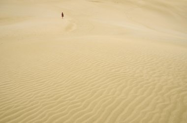 Çölde yalnız bir kadın