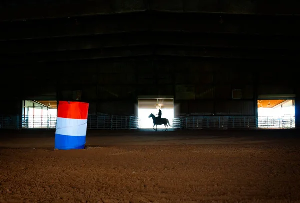 At sırtındaki kadın Barrel Racing Arena 'da