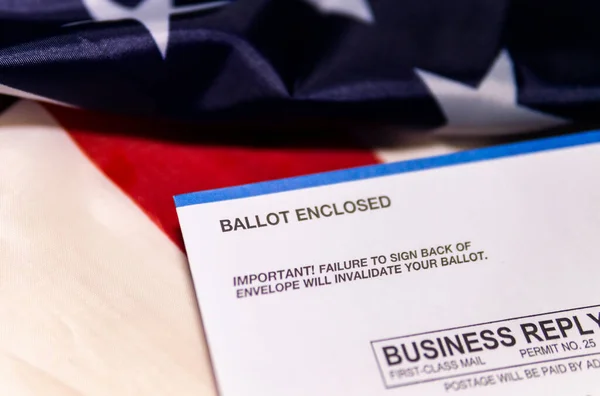 Levél Szavazólapon Boríték Amerikai Zászlóval Választási Koncepció Stock Kép