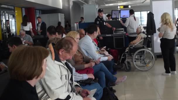 Sicherheitsüberprüfung am Flughafen — Stockvideo