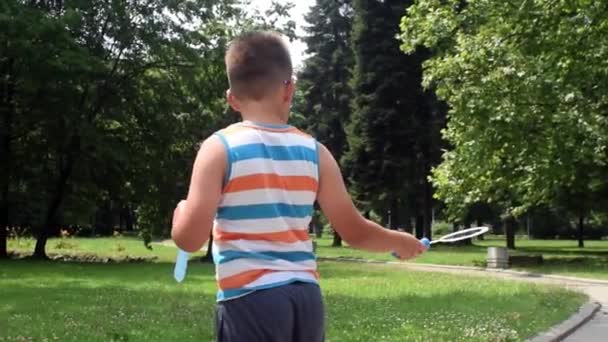 Mydło balony chłopiec — Wideo stockowe