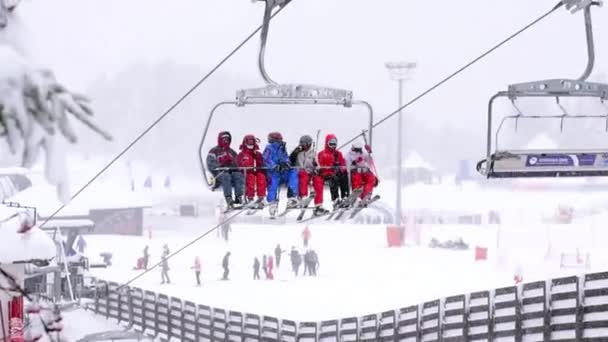 Лыжники на подъемнике — стоковое видео