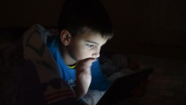 Niño en la cama — Vídeos de Stock