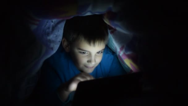 Jeune garçon au lit 