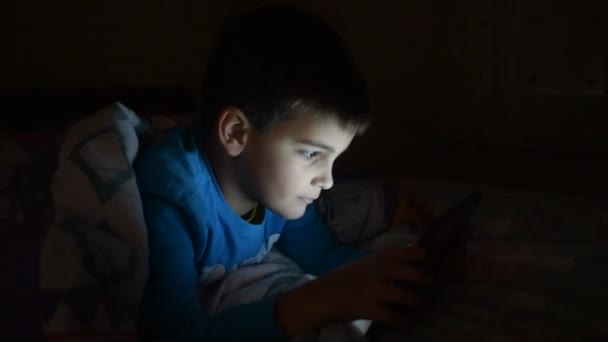 Niño en la cama — Vídeos de Stock