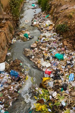 Kenya, Nairobi 'deki Kibera gecekondu mahallesinde her türlü çöp, çöp ve kanalizasyonla dolu yoğun kirlenmiş bir nehir..