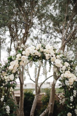 Şık ve alışılmadık düğün masası ve çiçekli çatı katı dekorasyonu.