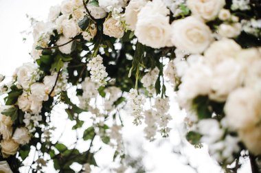 Şık ve alışılmadık düğün masası ve çiçekli çatı katı dekorasyonu.