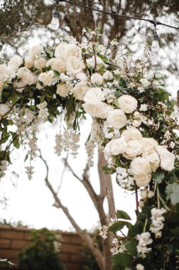 Şık ve alışılmadık düğün masası ve çiçekli çatı katı dekorasyonu.