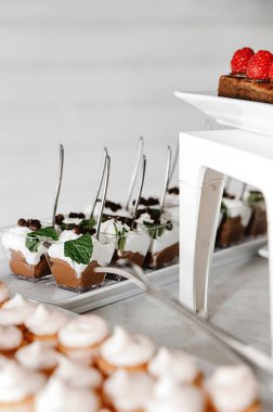 Çiçekli tatlı, beyaz düğün pastası