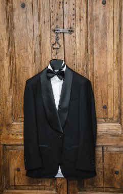 Şık ve alışılmadık bir düğün. Siyah ceket, smokin ve gömlek.