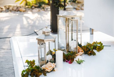 Şık ve alışılmadık düğün masası ve çiçekli çatı katı dekorasyonu.