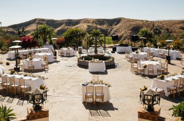 Şık ve alışılmadık düğün masası ve çatı katı dekorasyonu