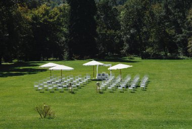 Şık ve alışılmadık düğün dekoru - masa, sandalyeler 