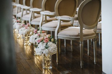 Şık ve alışılmadık düğün masası ve çiçekli çatı katı dekorasyonu.