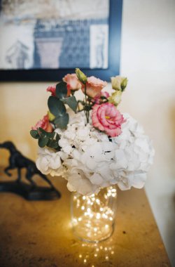 Şık ve alışılmadık düğün masası ve çiçekli çatı katı dekorasyonu.