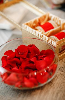 Şık ve alışılmadık düğün masası ve çiçekli çatı katı dekorasyonu.