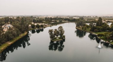 İnsansız hava aracından, ormanlardan, nehirlerden, koydan Kaliforniya 'nın çarpıcı manzarası