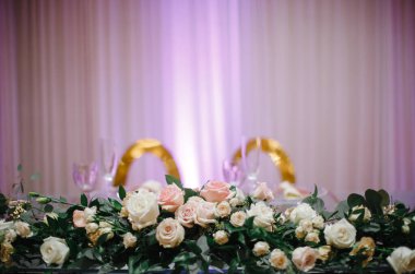 Şık ve alışılmadık düğün masası ve çiçekli çatı katı dekorasyonu.