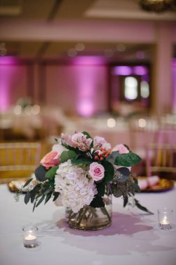 Şık ve alışılmadık düğün masası ve çiçekli çatı katı dekorasyonu.