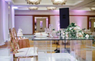 Şık ve alışılmadık düğün masası ve çiçekli çatı katı dekorasyonu.