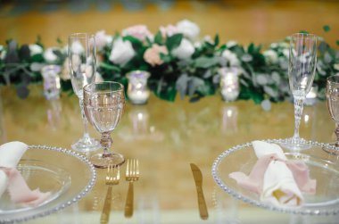 Şık ve alışılmadık düğün masası ve çiçekli çatı katı dekorasyonu.