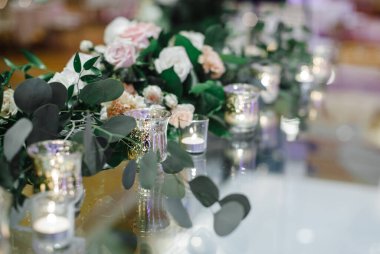 Şık ve alışılmadık düğün masası ve çiçekli çatı katı dekorasyonu.