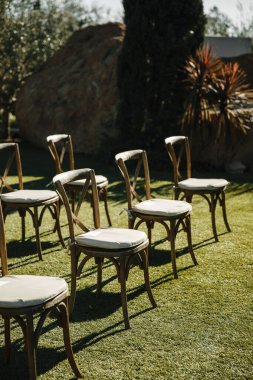 Şık ve alışılmadık düğün dekoru - masa, sandalyeler 