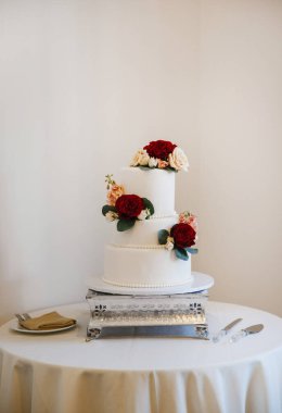 Çiçekli tatlı, beyaz düğün pastası