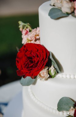 Çiçekli tatlı, beyaz düğün pastası