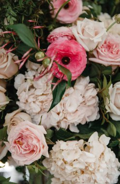 Şık ve alışılmadık düğün masası ve çiçekli çatı katı dekorasyonu.