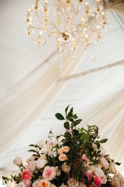 Şık ve alışılmadık düğün masası ve çiçekli çatı katı dekorasyonu.