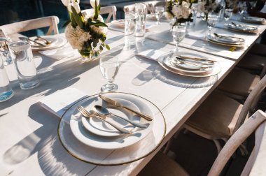 Şık ve alışılmadık düğün masası ve çiçekli çatı katı dekorasyonu.