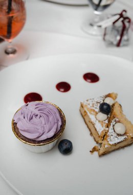 Çiçekli tatlı, beyaz düğün pastası