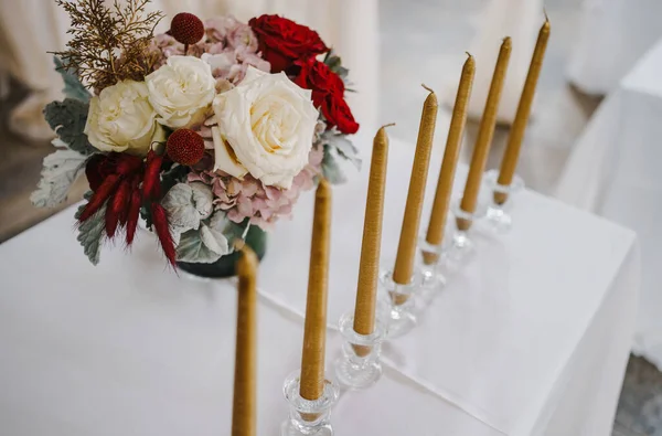 Elegant Och Ovanlig Bröllopsbord Och Loft Inredning Med Blommor — Stockfoto