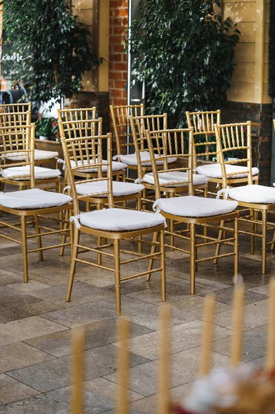 Κομψή Και Ασυνήθιστη Διακόσμηση Γάμου Τραπέζι Καρέκλες — Φωτογραφία Αρχείου