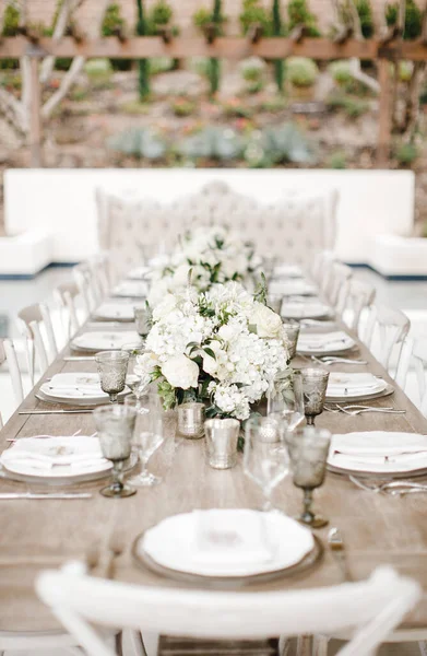 Stilvolle Und Ungewöhnliche Hochzeitstafel Und Loft Dekor Mit Blumen — Stockfoto