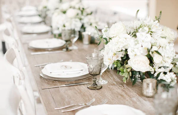 Mesa Casamento Elegante Incomum Decoração Sótão Com Flores — Fotografia de Stock