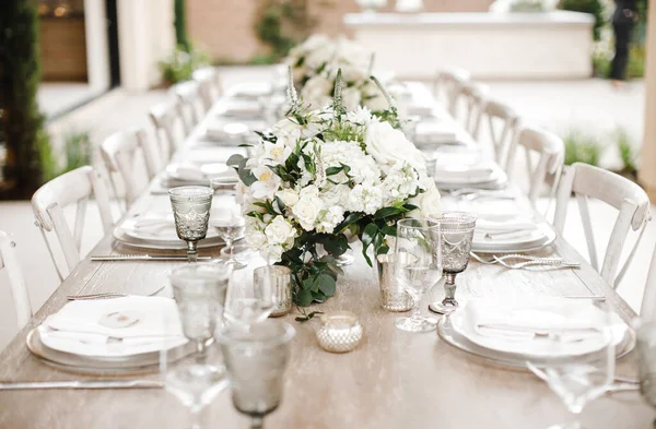 Stilvolle Und Ungewöhnliche Hochzeitstafel Und Loft Dekor Mit Blumen — Stockfoto