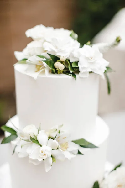 Lahodný Sladký Bílý Svatební Dort Květinami — Stock fotografie