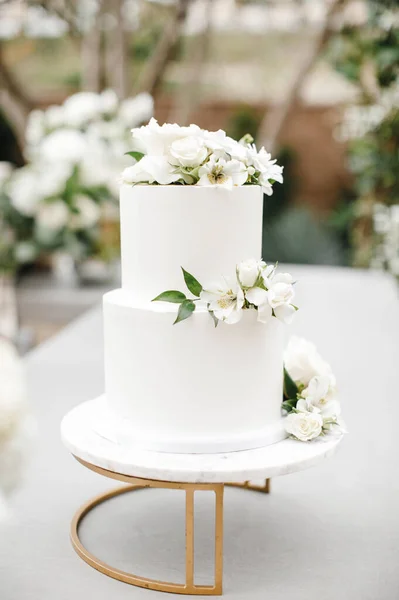 Lahodný Sladký Bílý Svatební Dort Květinami — Stock fotografie