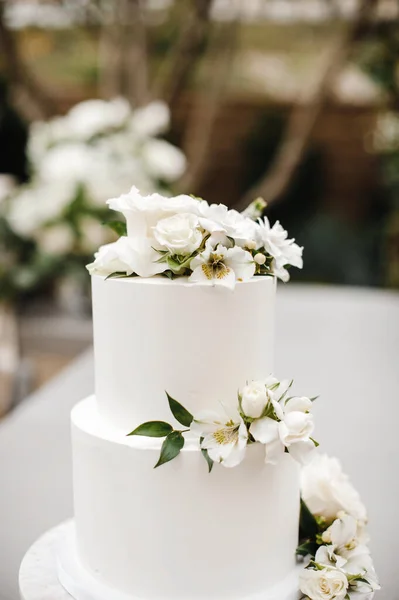 Délicieux Gâteau Mariage Blanc Doux Avec Des Fleurs — Photo