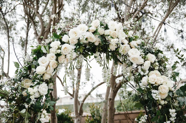 Şık ve alışılmadık düğün masası ve çatı katı dekorasyonu