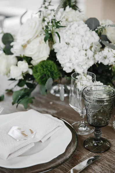 スタイリッシュな珍しい結婚式のテーブルとロフトの装飾 — ストック写真
