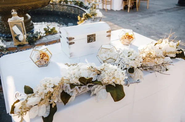 Stijlvolle Ongewone Bruiloft Tafel Loft Decor Met Bloemen — Stockfoto