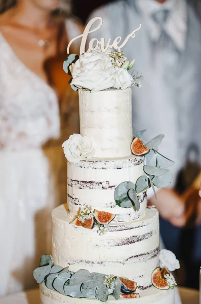 Вкусный Белый Свадебный Торт Цветами — стоковое фото