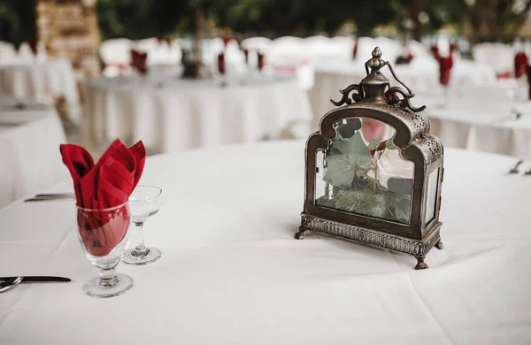 Stílusos Szokatlan Esküvői Asztal Tetőtéri Dekoráció Virágokkal — Stock Fotó