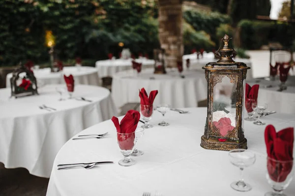 Κομψό Και Ασυνήθιστο Τραπέζι Γάμου Και Σοφίτα Διακόσμηση Λουλούδια — Φωτογραφία Αρχείου