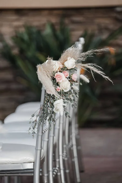 スタイリッシュな珍しい結婚式のテーブルと花とロフトの装飾 — ストック写真