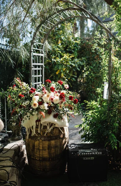Şık ve alışılmadık düğün masası ve çiçekli çatı katı dekorasyonu.